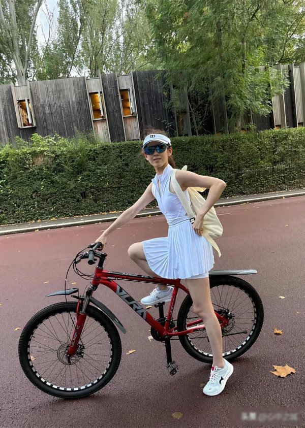 景逸策略 章泽天带仨娃在海外逍遥，刘强东回江苏养老，未来家产谁说了算？
